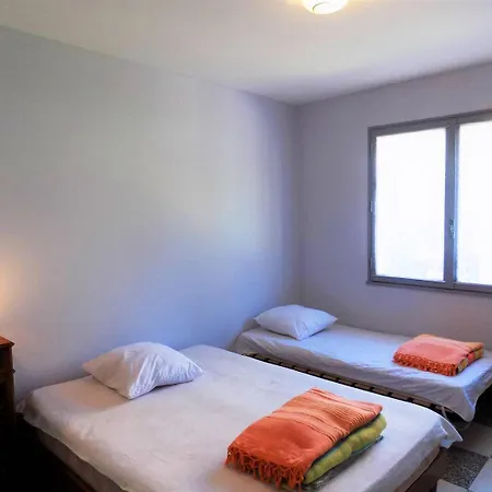 - Maison Mitoyenne Avec Son Jardin Privatif - Au Calme Et Sous Les Pins