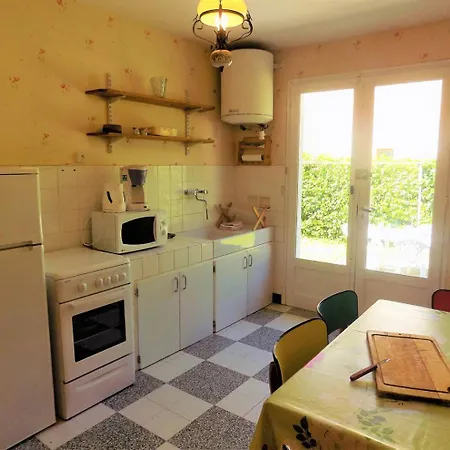 - Maison Mitoyenne Avec Son Jardin Privatif - Au Calme Et Sous Les Pins