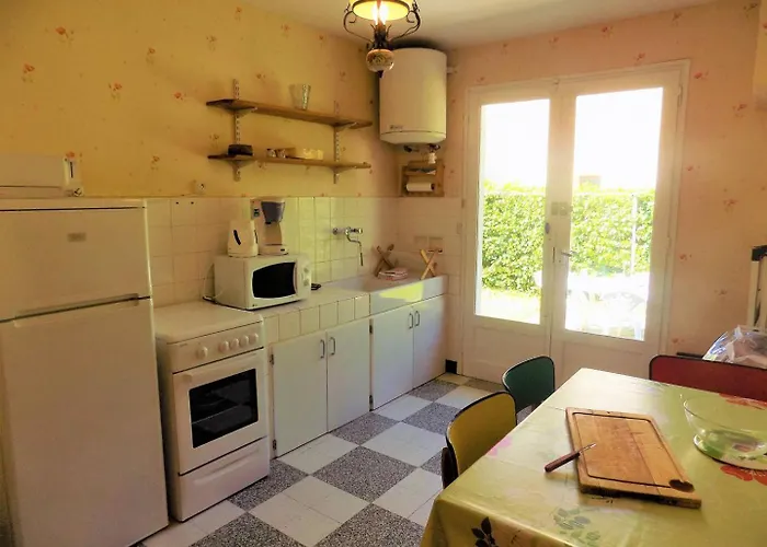 - Maison Mitoyenne Avec Son Jardin Privatif - Au Calme Et Sous Les Pins